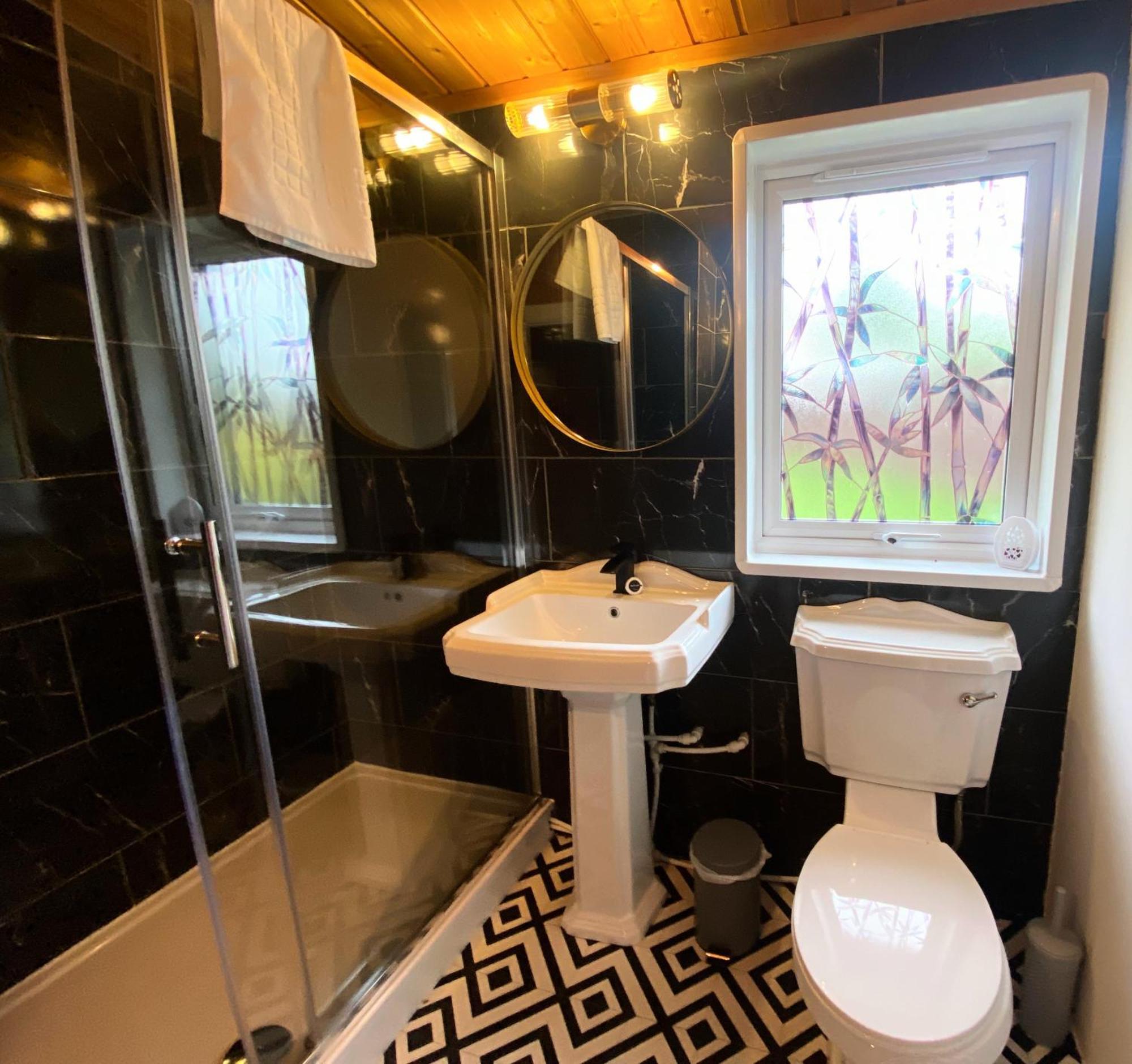 Kaoglen Warren - Pet Friendly - Hot Tub - Cairngorms Lodge